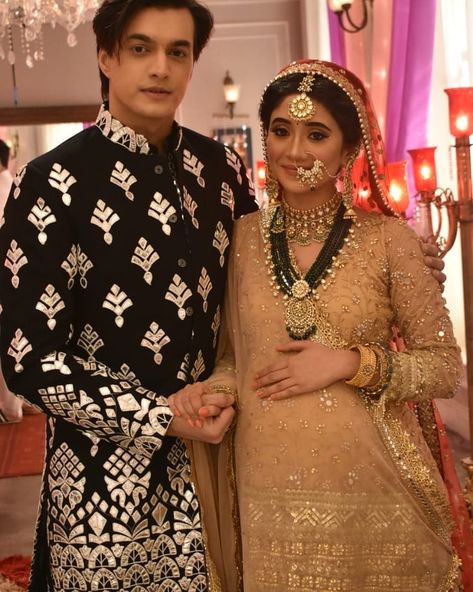 4,603 Likes, 38 Comments - Tellychakkar Official ® (@tellychakkar) on Instagram: “Brace yourself for some really Aww-dorable pictures of #Kaira from their upcoming episodes 😍…” Godh Bharai Outfit, Godh Bharai Outfit Indian, God Bharai, Indian Maternity Wear, Indian Maternity, Baby Shower Photography, Indian Look, Shivangi Joshi, Pregnancy Looks