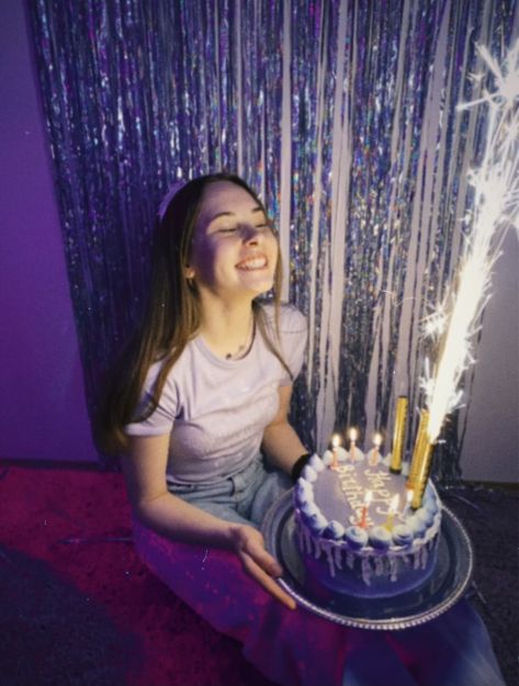 Birthday Aethstetic, B Day Photo Ideas, Birthday Girl Aesthetic, Birthday Photo Inspo, Euphoria Theme, Nursing Pictures, Grunge Photoshoot, Sleepover Party Games, Its My Bday