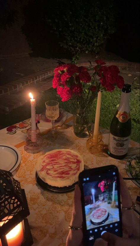 candlelight dinner Romantic Dinner For Two Candlelight, Candle Light Dinner Aesthetic, Romantic Dinner At Home Set Up, Diy Birthday Table, Candle Light Dinner Ideas, Valentine Day Aesthetic, Aesthetic Valentines Day, Berlin Winter, Romantic Candlelight Dinner