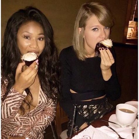 Taylor Swift at a party 11/1/15 Taylor Swift Eating, Selena And Taylor, Coconut Cupcakes, Swift 3, November 1, Taylor Swift 13, Taylor Swift Pictures, Taylor Alison Swift, Music Industry