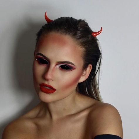 Devil Makeup Halloween, Demon Halloween Costume, Demon Makeup, Devil Makeup, Halloween Fits, Halloweenský Makeup, The Mask Costume, Hot Halloween Outfits, Devil Halloween