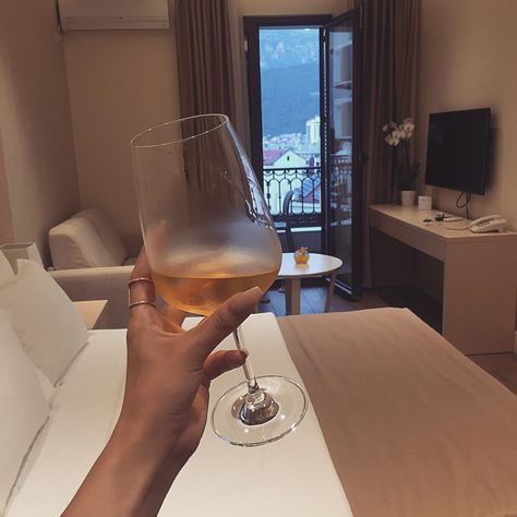 Pinterest @18Redhead Perfect Couple Pictures, Alcohol Aesthetic, Pretty Drinks, Homemade Bath Products, Wine Time, Wine And Dine, Instagrammer, Luxury Life, Rainy Days