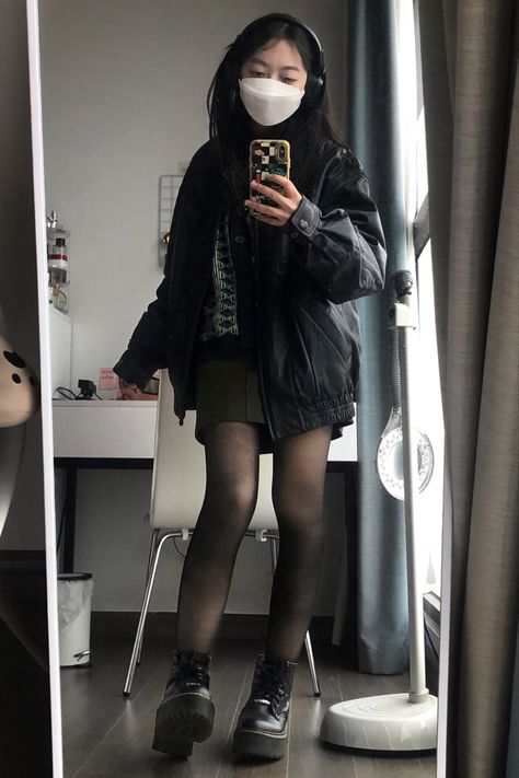 Headphones Outfit Aesthetic, Platform Boots Outfit Grunge, Black Grunge Aesthetic Outfit, Boots Outfit Grunge, Platform Boots Aesthetic, Grunge Aesthetic Outfits Winter, Leather Jacket Outfit Aesthetic, Headphone Ideas, Marshall Major Iv