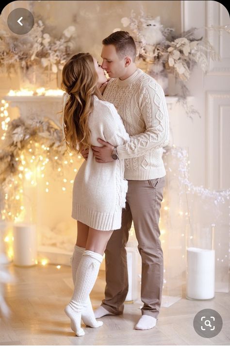 Christmas Photoshoot Couples Outfits, Outfit For Christmas Photoshoot, Christmas Photoshoot Outfits Couple, Christmas Session Ideas, Christmas Photos For Couples, Christmas Photo Session Studio, Christmas Couples Outfit, Christmas Engagement Photos Ideas, New Year Couple Outfit