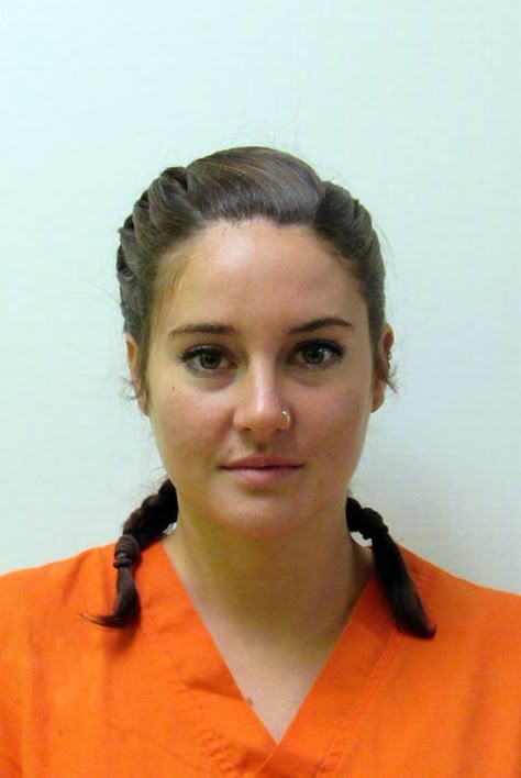 Cute Mugshots, Mugshots Women, Front Facing Portrait, Celeb Mugshots, Famous Mugshots, Rock And Roll Hair, Prison Uniform, Funny Mugshots, Prison Jumpsuit