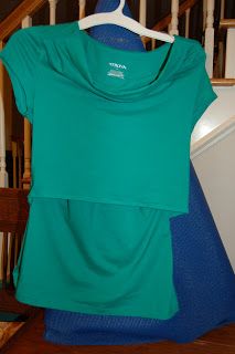 Sewing tutorial for Nursing/Breastfeeding top from two ready to wear shirts sewing tutorial. Diy Nursing Clothes, Nursing Mom Fashion, Maternity Sewing Patterns, Maternity Patterns, Maternity Sewing, Diy Nursing, Tops Sewing, Sewing Top, Breastfeeding Shirt