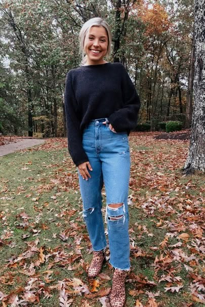 Jeans And Sweater Outfit Classy, Sweater With Mom Jeans Outfit, Sweater Jeans Sneakers Outfit, Jean And Boot Outfits, Cute Winter Sweater Outfits, Mom Jeans Outfit Fall Boots, Jeans And Oversized Sweater, Sweater Mom Jeans Outfit, Boots And Mom Jeans