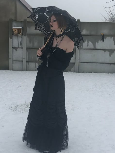 Victorian Romantic Goth, Goth Snow Outfit, Winter Goth Aesthetic, Victorian Gothic Aesthetic Outfit, Goth Rainy Day Outfit, Goth Victorian Outfits, Goth Romantic Outfit, Demoncore Outfits, Traditional Goth Outfits