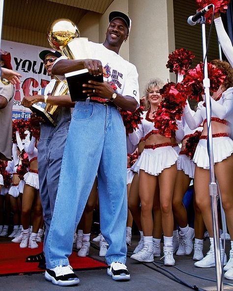 Michael Jordan Archive 🏀 on Instagram: “Michael Jordan celebrates at the Chicago Bulls 1996 NBA Championship parade. (July 18, 1996) 📸: @andyhaytphoto” Michael Jordan Art, Michael Jordan Photos, Jeffrey Jordan, Michael Jordan Pictures, Mode Hip Hop, Michael Jordan Basketball, Nba Fashion, Jordan Outfit, Scottie Pippen