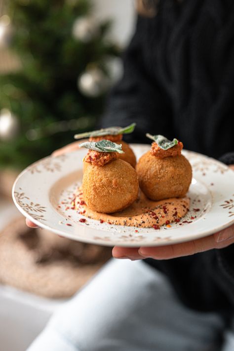 Arancini with pumpkin and spicy vegan 'nduja mayo — Luna Trapani Risotto Balls, Traditional Thanksgiving Recipes, Canapes Recipes, Christmas Appetizer, Pumpkin Risotto, Italian Menu, Bistro Food, At The Restaurant, Gourmet Vegan