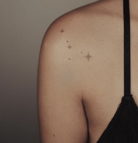 Fine Line Tattoo On Collarbone, Star Tattoo Ribcage, Mini Collar Bone Tattoo, Collarbone Sparkle Tattoo, Shoulder Sparkle Tattoo, Between Shoulder Blade Tattoo, Fine Line Collar Bone Tattoo, Star Collar Bone Tattoo, Bejeweled Tattoo