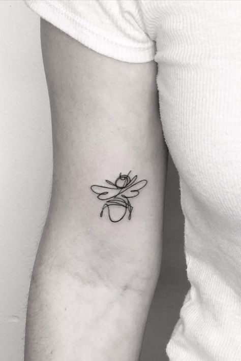 Unique and cool bee tattoo on arm Linework Bee Tattoo, Small Bee Tattoos, Bee Tattoo Ideas Simple, Bee Outline Tattoo, Tattoos For Ladies, Honey Tattoo, Rock Tattoos, Bee Outline, Queen Bee Tattoo