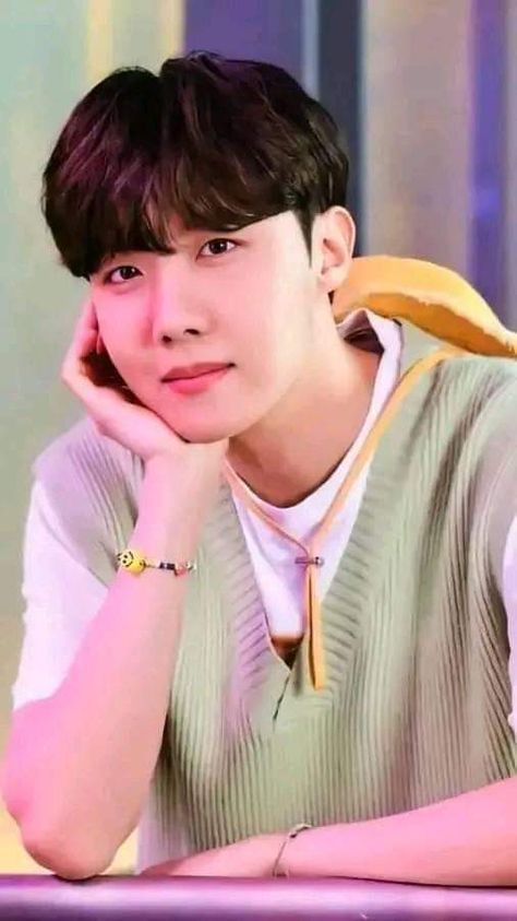 Bts J-hope Cute, J-hope Pictures, J-hope Photoshoot, J Hope Smile, V Chibi, Hope Wallpaper, Hope Photos, Jhope Cute, Bts Group Photos