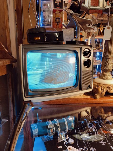 Major Anime, School Tv, Tv Head, Shows To Watch, 80s Tv, Breathtaking Photography, Antique Typewriter, 90s Tv, Retro Room