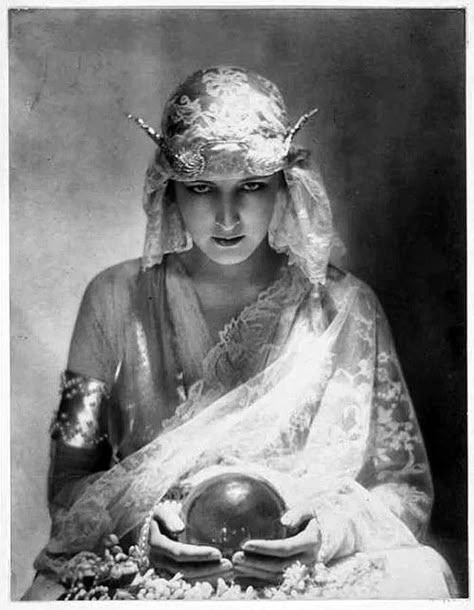 Vintage Fortune Teller, Fashion Fotografie, Ziegfeld Girls, Fortune Tellers, Water Nymphs, Vintage Witch, The Roaring Twenties, Fortune Teller, Roaring Twenties