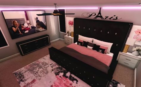 Luxury Bedroom Bloxburg, Bloxburg Kitchen Black Family, Bloxburg Chill Room Ideas, Bedroom Ideas Bloxburg Teen, Realistic Bloxburg Bedroom Ideas, Bloxburg Beds Ideas, Y2k Bedroom Bloxburg, Teen Boy Bedroom Bloxburg, Bloxburg Mom Bedroom Ideas