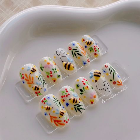 Cottage Core Nails, Bird Nails, Leaves Nails, Glossy Nails, Bee Nails, Garden Nails, Bee And Flower, Nails Hand Painted, Custom Nails