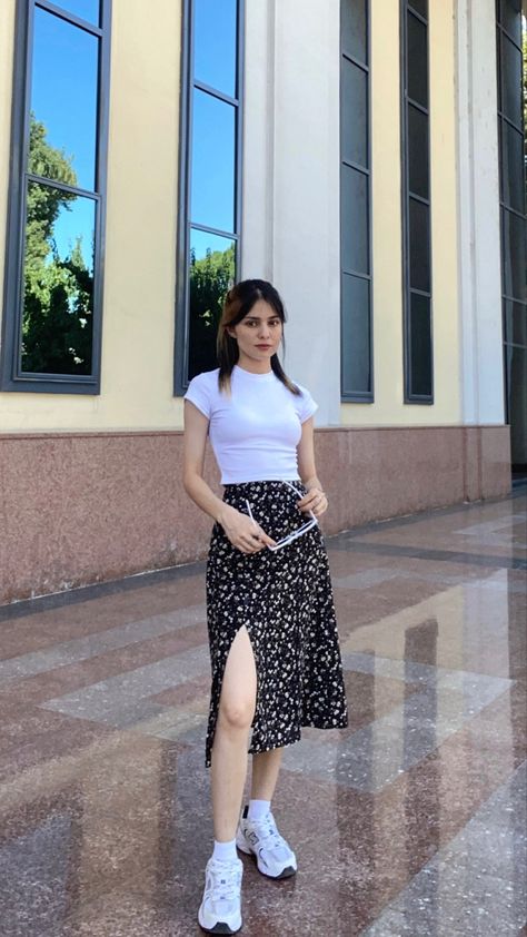 White Top And White Skirt, Summer Outfits Dark Colors, Outfit For 4'11 Height Women, Floral Black Skirt Outfit, Classic Feminine Outfits, Black Floral Skirt Outfit, Celebrity Casual Outfits, Casual College Outfits, Fashion Top Outfits