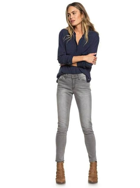 Combina así los jeans gris para mujer y luce divina | Vibra Grey Jeans Outfit, Comfy Jeans Outfit, Ripped Jeggings, Looks Jeans, Look Jean, Comfy Jeans, Trendy Swimwear, Outfit Jeans, Denim Details