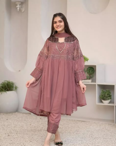 Pakistani Women Dresses, Simple Frock Design, Stylish Short Dresses, Pakistani Fancy Dresses, Modest Dresses Casual, Fancy Dresses Long, Sleeves Designs For Dresses, Pakistani Dress, Simple Pakistani Dresses