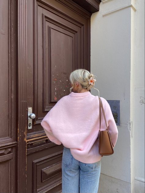 Pink Oversized Jumper Outfit, Pink Sweater Outfit Aesthetic, Pink Knit Sweater Outfit, Pink Pullover Outfit, Blue Pink Outfit, Oversized Jumper Outfit, Oversized Pink Sweater, Pink Sweater Outfit, Light Pink Sweater