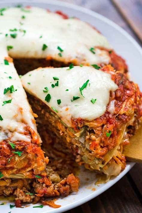 This Cabbage Lasagna is filled with sweet onions, carrots, juicy ground meat, and melted cheese. Topped with marinara sauce and some extra cheese, this dish tastes as impressive as it looks! Lasagna Recipe Videos, Cabbage Lasagna, Low Carb Lasagna, Sweet Onions, Cheese Sauce Recipe, Keto Recipes Dinner, Cabbage Recipes, Lasagna Recipe, Ground Meat