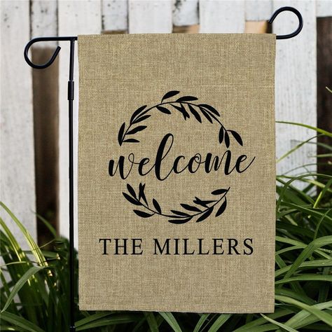 Diy Yard Flags, Personalized Garden Flags, Diy Garden Flag, Cricut Printables, Garden Flag Diy, Garden Flags Ideas, Burlap Wall Art, Flag Ideas, Diy Flag