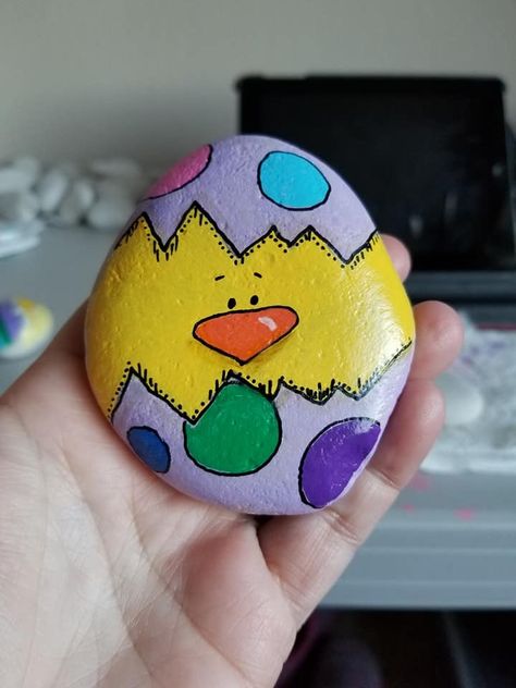 Easter egg chick painted rock Easter Rocks, Egg Rock, Easter Paintings, Painted Pebbles, Rock Painting Tutorial, Painted Rocks Kids, Easy Easter Crafts, Easter Egg Painting, Painted Rocks Diy