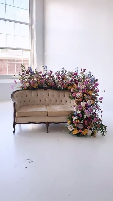 Sofa Flowers Wedding, Couch Photo Op Wedding, Floral Couch Photoshoot, Vintage Couch Backdrop, Couch Floral Installation, Sofa With Flowers Wedding, Wedding Expo Booth Ideas Floral Design, Flower Photo Op, Flower Back Drop Photoshoot