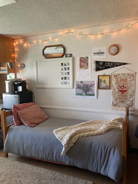 college dorm room ideas cozy college dorm room ideas cozy  pink college dorm room ideas cozy  modern college dorm room ideas cozy  blue college dorm room ideas cozy  purple college dorm room ideas cozy  simple college dorm room ideas cozy  green Dorm Room Family Pictures, Hanging Dorm Decor, Dorm Diy Projects, Dorm Room String Lights, Dorm Photo Wall Ideas, Solo Dorm Room Ideas, Photo Wall Dorm Room, Dorm Wall Inspiration, Lights In Dorm Room