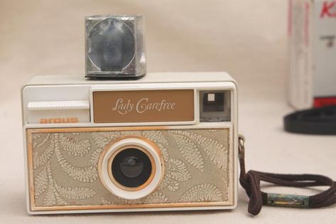 70s Camera, Vintage Film Camera, Old Cameras, 80s Vibes, Retro 60s, Photography Gear, 20th Birthday, Vintage Film, Vintage Cameras