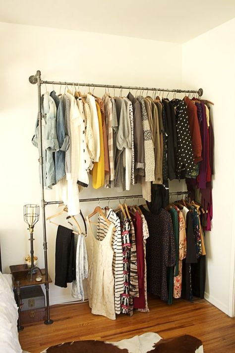 21 Really Inspiring Makeshift Closet Designs For Small Spaces Makeshift Closet, Diy Kast, Diy Clothes Rack, Industrial Pipe Shelves, Smart Tiles, Open Closet, Pipe Shelves, Industrial Pipe, Diy Closet