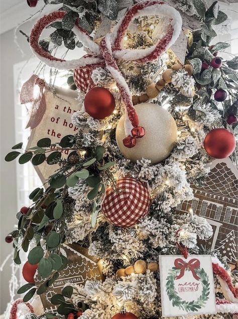 Apartment Christmas Tree, Bedroom Tree, Christmas Tree Decoration Ideas, Fashion Christmas Tree, Tree Decoration Ideas, Country Christmas Trees, Cute Decorations, Gorgeous Apartment, Apartment Christmas