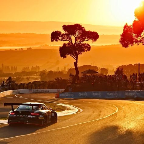 Porsche Newsroom on Instagram: “The 12-hour race on the legendary Mount Panorama Circuit in Bathurst kicks off the 2020 season of the Intercontinental GT Challenge. The GT…” Circuit Automobile, Paper Cars, Mount Panorama, Wal Paper, Black Porsche, Porsche 912, Porsche Motorsport, Racing Art, Gt Cars