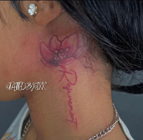 Tattoo By Ear Women, Small Girly Neck Tattoos, Behind Ear Tats Black Women, Baddie Tattoos Neck, Behind Ear Tattoo Black Women, Neck Tatoos Woman, Red Behind The Ear Tattoo, Dope Neck Tattoos Women, Neck Name Tattoos Women