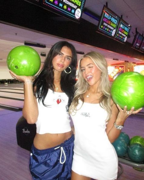 𝚙𝚒𝚗𝚝𝚎𝚛𝚎��𝚜𝚝 𝚟𝚘𝚐𝚞𝚎 ☆ on Instagram: "let’s go bowling sometime!! 🎳" Bowling Pictures, Bowling Outfit, Digital Pics, Shotting Photo, Camera Digital, Bowling Alley, Cute Friend Pictures, Cute Friend Photos, Friend Poses