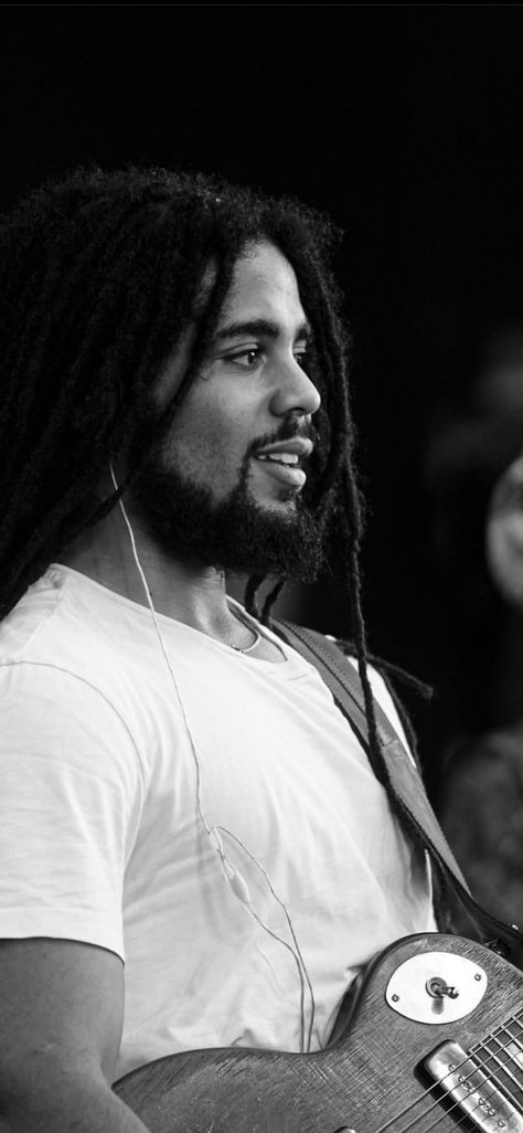 Skip Marley Wallpaper, Bob Marley Astetic, Skip Marley Aesthetic, Damian Marley Dreads, Rastafari Quotes, Skip Marley, Jamaican Men, Black Man Dreads Aesthetic, Black Guy With Locs Aesthetic