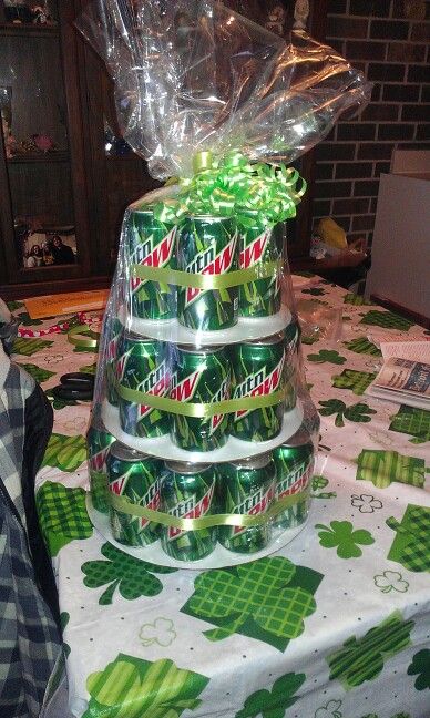 Mt dew cake. Can someone get this for me for my birthday in 6 months Mountain Dew Gift Basket, Mtn Dew Aesthetic, Mt Dew Cake, Dew Cake, Mnt Dew, Fun Christmas Party Ideas, Mt Dew, Theme Baskets, Creative Easter Baskets