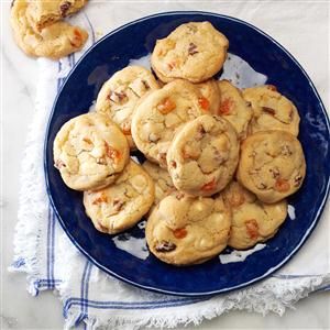 Orange Slice Cookies Recipe -Soft candy orange slices are a refreshing addition to these crispy vanilla chip cookies from Britt Strain, Idaho Falls, Idaho. To quickly cut the orange candy, use scissors, rinsing the blades with cold water occasionally to reduce sticking. Orange Slice Cookies, Cookies With Cake Mix, Slice Cookies, Candied Orange Slices, Soft Cookie Recipe, Candy Orange, Orange Icing, How To Make Orange, Orange Cookies