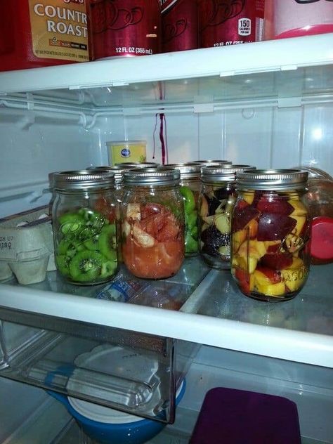 LIFE HACK 👋 this one is good Store your fruit & berries in mason jars! It stays fresh for SO much longer! Tested & true! Fruit Store, Mason Jar Storage, Fruit Jar, Fruit Berries, Food Saver, Meals In A Jar, Life Hack, Stay Fresh, Instagram Life