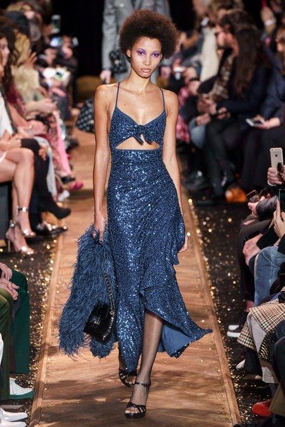 Michael Kors Collection Otoño Invierno 2019-2020 Pret-A-Porter - Pasarelas | Vogue España Michael Kors Fall, Style Bleu, Haute Couture Runway, Michael Kors Collection, Couture Runway, Fashion Show Collection, Red Carpet Looks, Runway Looks, Event Dresses