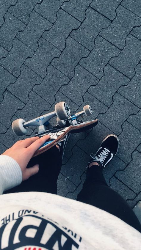 Photography Aesthetic Quotes, Clothes Aesthetic Girl, Aesthetic Skateboarding, Skating Board, Skateboard Photos, Skate Vibes, Skate Aesthetic, Mini Skateboard, Skateboard Aesthetic