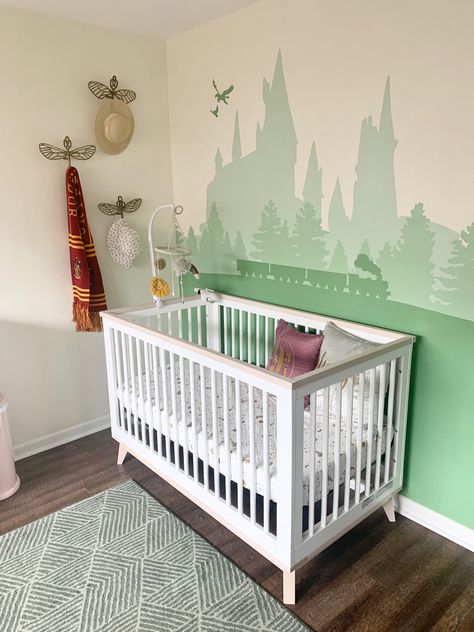 Hogwarts Nursery Ideas, Nursery Harry Potter, Building Murals Painted, Fantasy Themed Nursery, Harry Potter Nursery Mural, Hogwarts Mural, Harry Potter Room Bebe, Harry Potter Nursery Ideas, Hogwarts Nursery