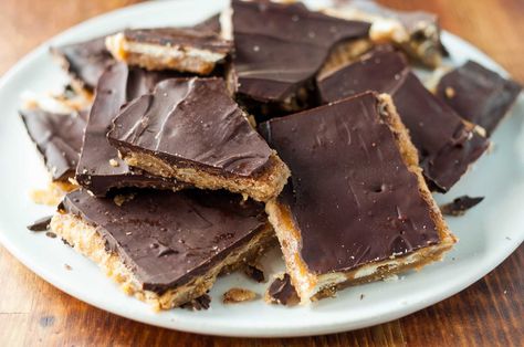 Christmas Crack! Saltine crackers coated with caramel and chocolate. A salty, crunchy holiday treat. What's not to love? Christmas Cracker Candy, Cracker Candy, Christmas Cracker, Butter Bars, Christmas Candy Recipes, Recipes Christmas, Peanut Butter Bars, Ritz Crackers, Simply Recipes