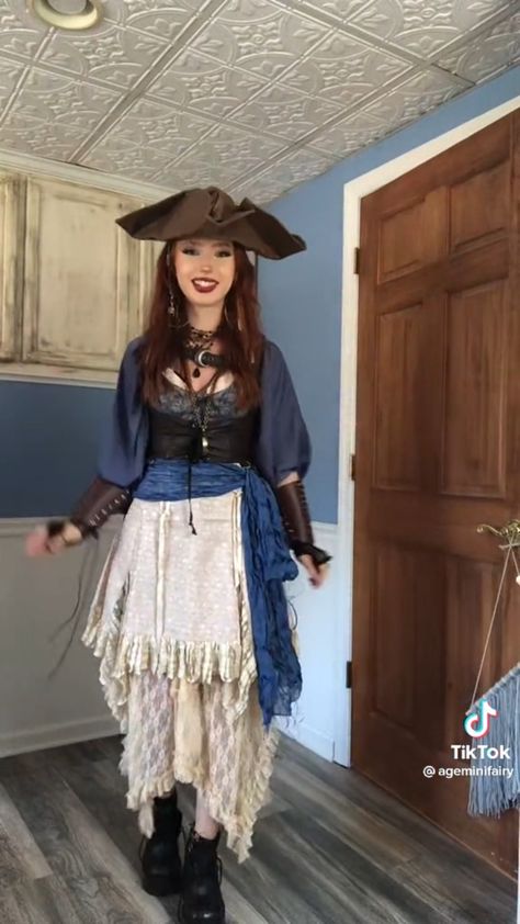 Authentic Pirate Costume Woman, Elegant Pirate Outfit, Pirate Lady Costume, Renisance Fair Outfit Pirate, Pirate Women Outfit, Blue Pirate Outfit, Knight Costume Women, Fantasy Pirate Outfit, Ren Faire Pirate Woman