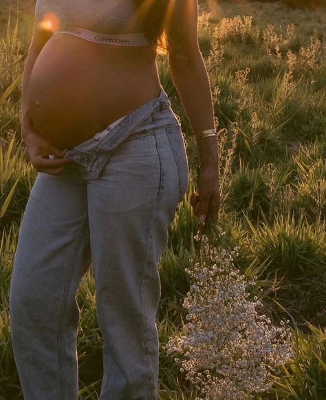 20 Weeks Pregnant Belly, 2023 Maternity, Fall Maternity Shoot, Country Maternity, Sunset Maternity Photos, Maternity Picture Outfits, Mother Baby Photography, Maternity Photography Poses Outdoors, Baby Announcement Photoshoot