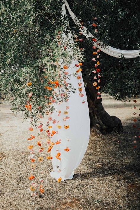 Outdoor Wedding Altars, Flower Waterfall, Tree Wedding Ceremony, Ceremony Backdrop Outdoor, Boho Outdoor Wedding, Outdoor Wedding Backdrops, Wedding Tree Decorations, Backyard Wedding Ceremony, Amalfi Coast Wedding