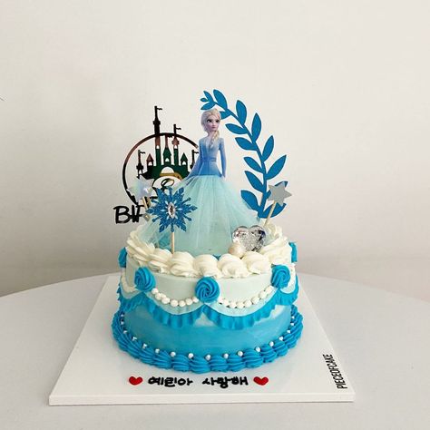 Frozen Cake Designs, Frozen Birthday Party Cake, Pastel Frozen, Elsa Cake Frozen, Bolo Vintage, Frozen Theme Cake, Elsa Cakes, Disney Birthday Cakes, Frozen Birthday Cake