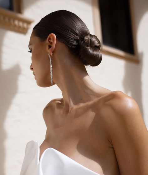 Save this post for your #WeddingInspo Bridal Hair Trend of 2024💍 The Sleek Low Bun ✨ This style continues to dominate for brides seeking a polished, elegant look. The low bun, often worn at the nape of the neck, can be sleek and smooth or slightly textured for a more relaxed feel. It’s versatile and pairs beautifully with veils or headpieces. Raise your hand if love this trend🙌 Who is wearing it for wedding day? 👇🏻 #elegantupdo #sleekbun #chichair #weddinghairstyles #weddinghairideas #mia... Wedding Hairstyle Sleek Bun, Bride Slick Bun, Slick Back Low Bun Wedding Hair, Low Clean Bun, Sleek Low Bun Wedding Hair With Veil, Bridal Sleek Bun, Slick Wedding Hair, Wedding Bun With Veil, Bride Bun Hairstyles