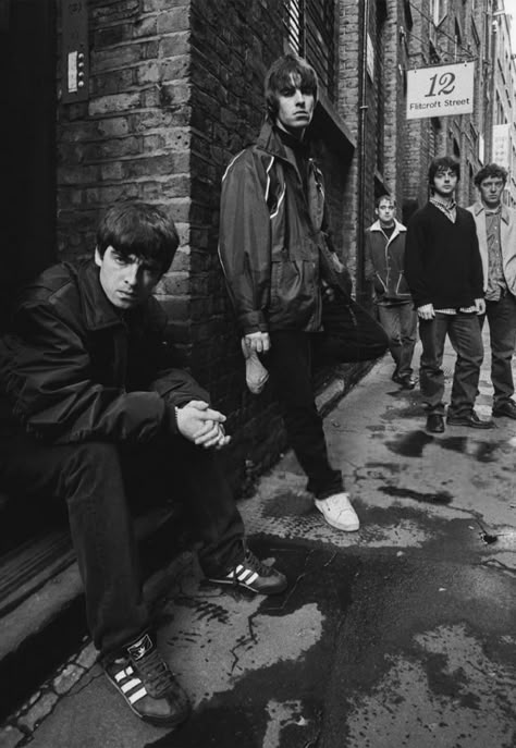 Liam Gallagher 1994, Rock Bands Photography, Rock Band Photos, Liam Gallagher Oasis, Band Photoshoot, Oasis Band, Liam And Noel, Musician Photography, Band Photography